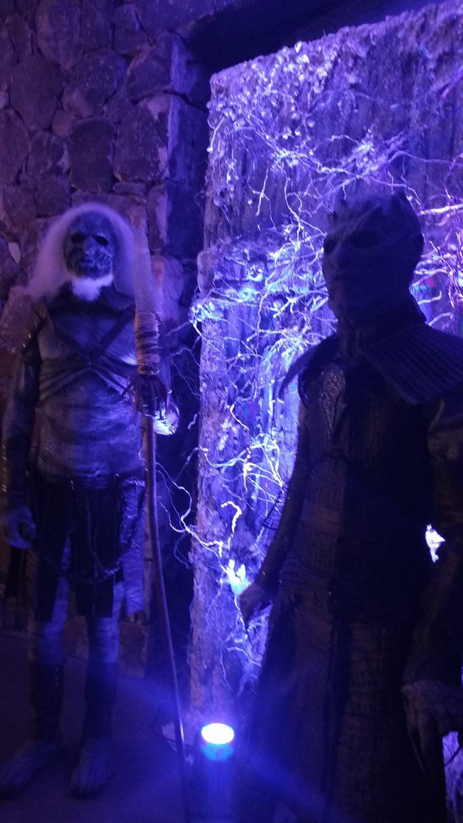 MansonEme's tweet photo. Había un par de pechos fríos... #GoTWatchParty #CasaArgentina #GameofThrones https://t.co/q09oX5x3oA