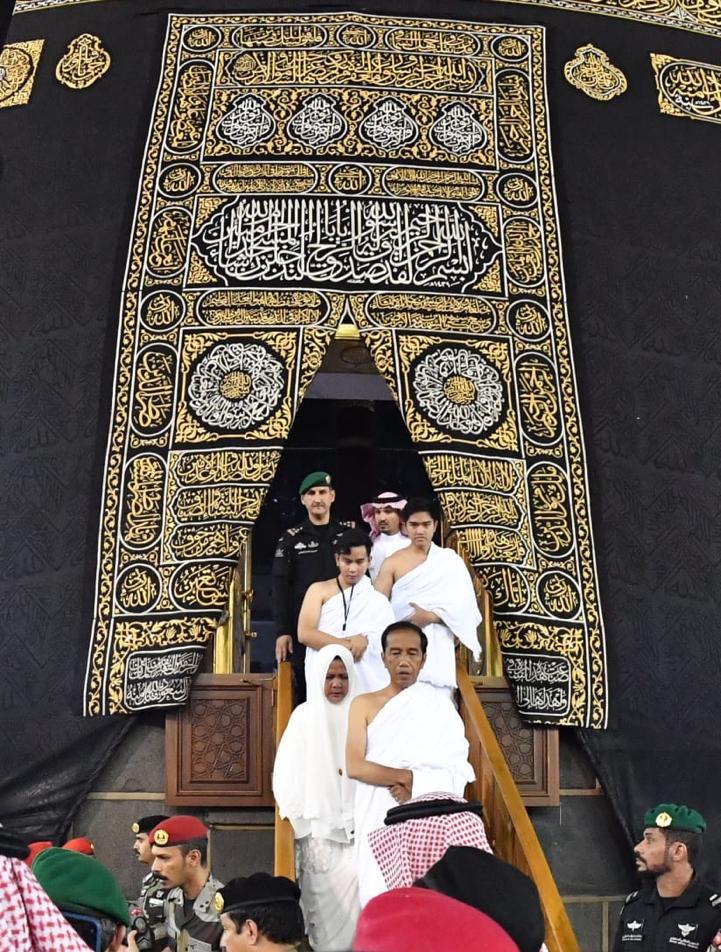 Subuh ini, saya dan keluarga mendapat kehormatan memasuki Kakbah di Masjidil Haram. Hanya ucapan syukur yang bisa saya panjatkan ke hadirat Allah SWT untuk kesempatan ini.
Salam kami dari Tanah Suci untuk seluruh rakyat Indonesia.