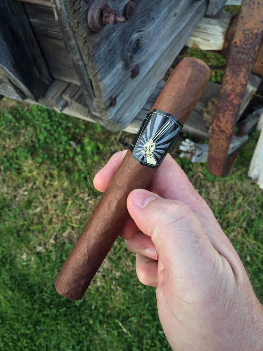 cigarsmoke's tweet photo. #nowsmoking @ProtocolCigars @CigarDojo @EspinosaCigars @a_juancancel #ProtocolCigars #CigarDojo #LaZona #cigarsmoke #smokesignals #NightStick 🚨 #LightAndWrite✍🏻 #CigarMedia 📸 #CigarOasis 🌴 #cigar #cigars #BOTL #SOTL #EnjoyTheSmoke 💨 https://t.co/boHAvrazA4