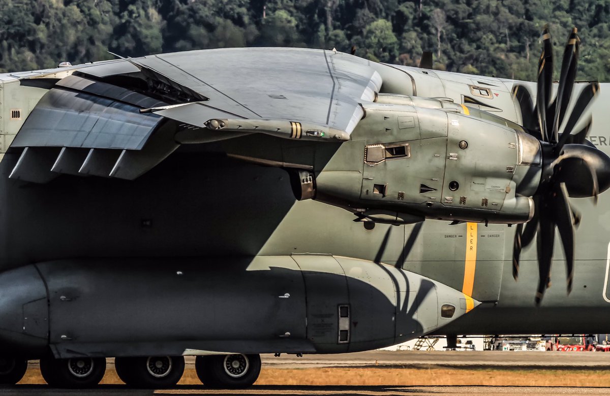 Bismillah.

Sexy parts of the RMAF A400M. Imagining it transforming into one of the transformers! Must be a sexy transformation kan. Hehe