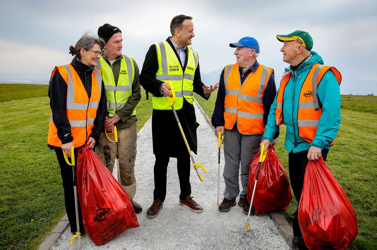 countykerry's tweet photo. Some more pictures from the 8th Annual Kerry County Clean Up on Saturday last. A real community initiative with a great turnout on the day. Well done to everyone involved #countycleanup (Pics: @valphoto) https://t.co/36rcuxflgj