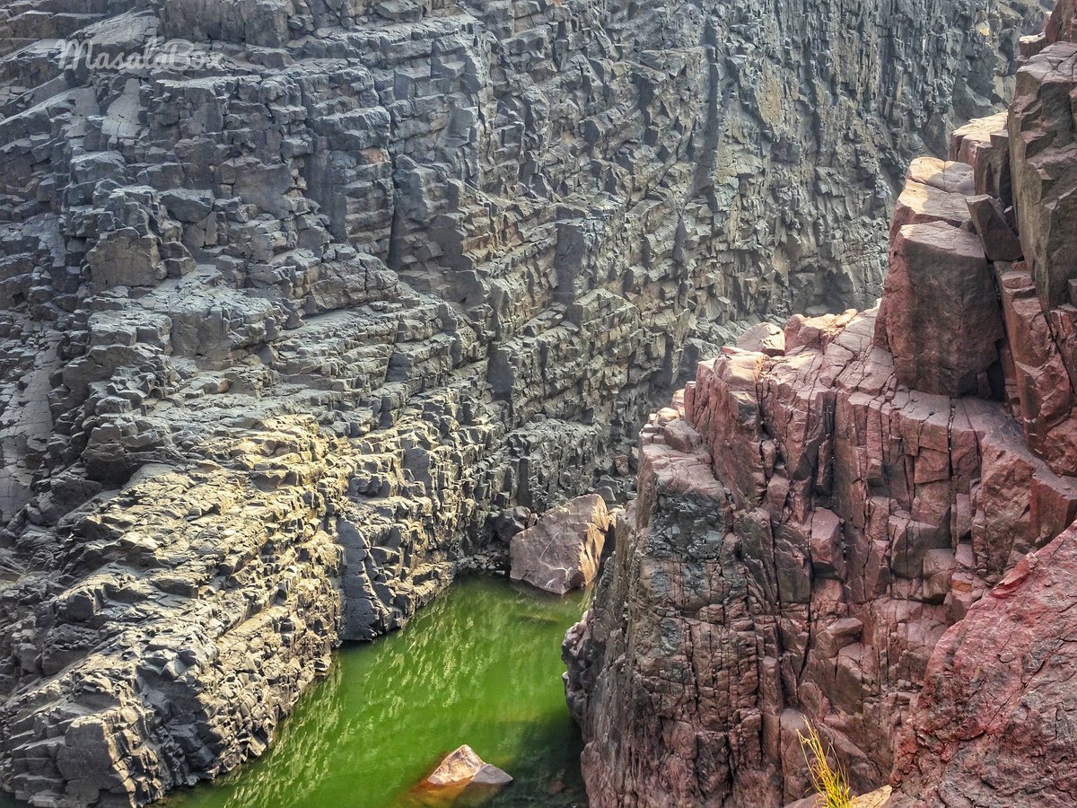 masalaboxtravel's tweet image. Deep gorges created by a greenish Ken river and rocks of all color popping out cos geography at its best played here. If lucky you get to spot Ghariyal too.

#NewOnBlog
Raneh falls, a short drive from Khajuraho - masalabox.co.in/raneh-falls-kh…

#mptourism #incredibleindia #traveltribe