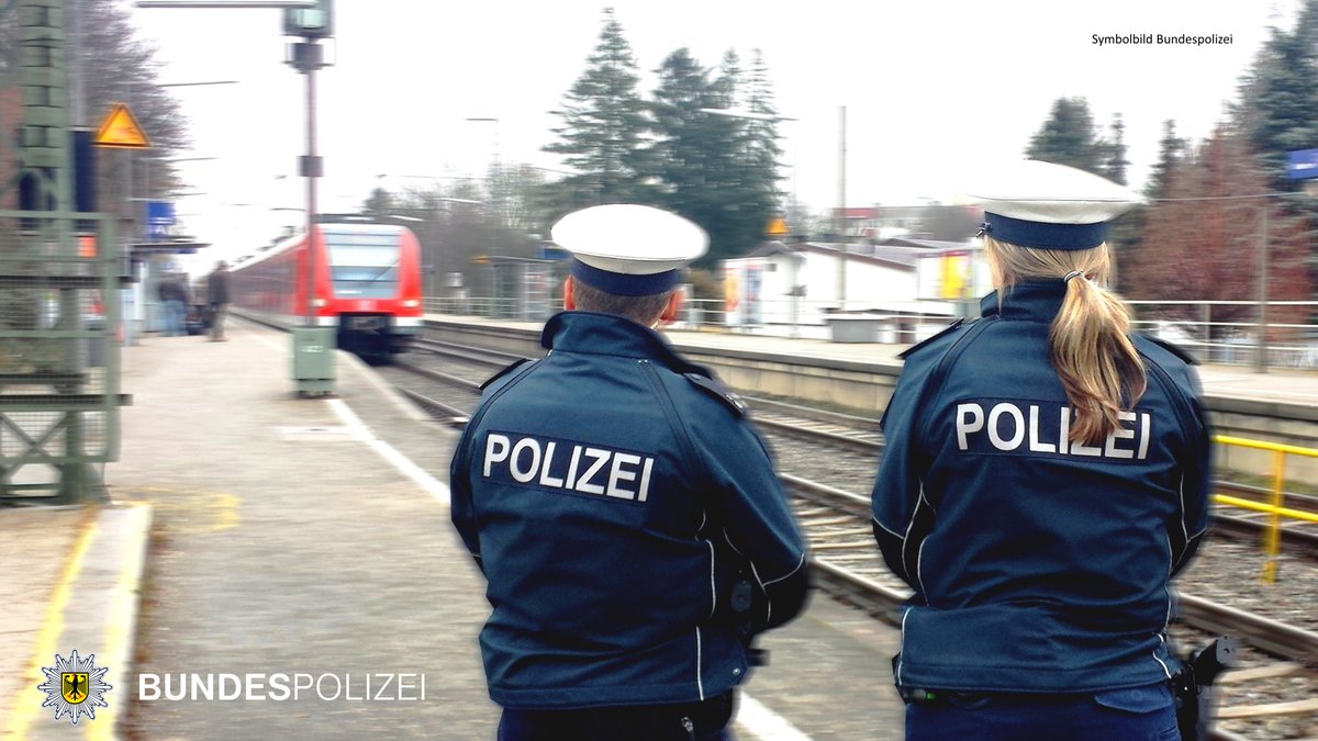 bpol_by's tweet photo. Samstagabend, 13.04.19, 23:20 Uhr, trat ein Unbekannter in einer S3 kurz vor #Esting (Lkr. #FFB) gegen die Triebfahzeugtür. Beim Halt in Esting wurde der Triebfahrzeugfüher, möglicherweise vom selben Mann, ins Gesicht geschlagen. #Zeugen gesucht! *M ▶️https://t.co/dalakpe8MQ https://t.co/42xZaIRvW2