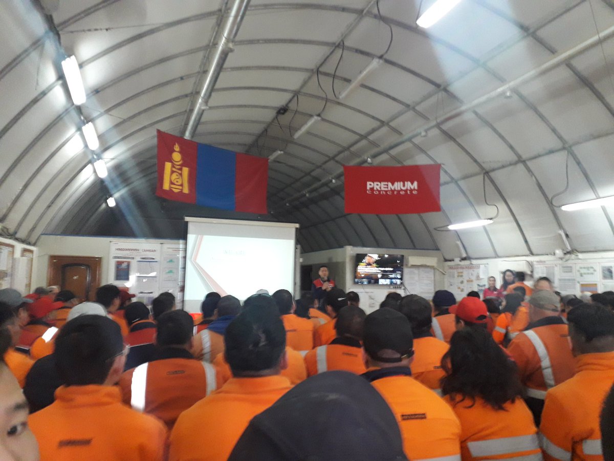 hubugnj's tweet image. Удирдах, Захиралууд ажилчидтайгаа яриа хийж байна #Premium_group #Premium_concrete