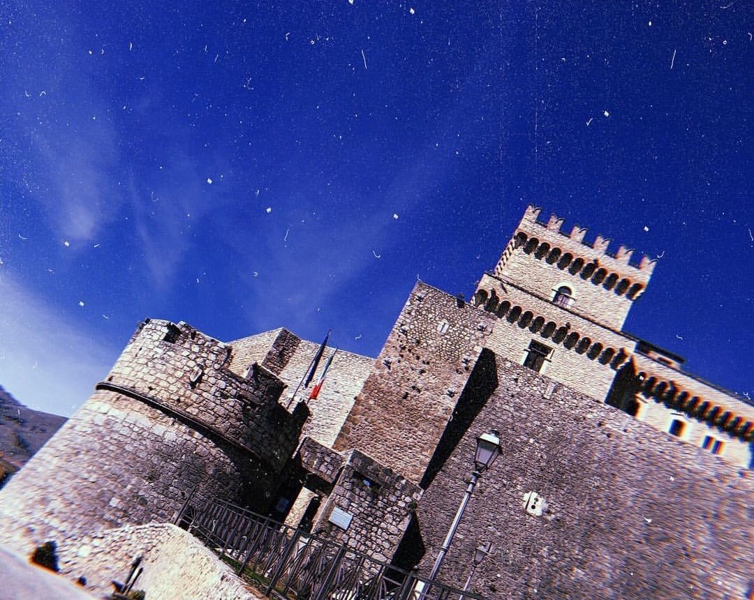 "Non ci sono regole di architettura per un castello tra le nuvole."  Foto di Olga Iacutone #Celano #Abruzzo #15aprile <a href="/paesaggiabruzzo/">Paesaggi d'Abruzzo</a> <a href="/YourAbruzzo/">Visit Abruzzo</a> <a href="/Italia/">Italia.it</a> <a href="/Italia_jpn/">Italia.it JP (イタリア JP)</a> <a href="/borghi_ditalia/">Borghi d'Italia</a> <a href="/italiaapiedi/">Italia a piedi</a> <a href="/ENIT_italia/">ENIT S.p.A. 🇮🇹</a> @PoloMusAbruzzo @_MiBAC <a href="/InvasioniDigita/">Invasioni Digitali 🏛</a> <a href="/beni_culturali/">beniculturalionline</a> <a href="/TURISMOit/">TURISMO.IT</a>