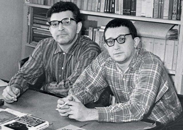 Сегодня день рождения писателя-фантаста Бориса Стругацкого (1933—2012), писавшего в соавторстве с братом Аркадием. Фото 1965 г..