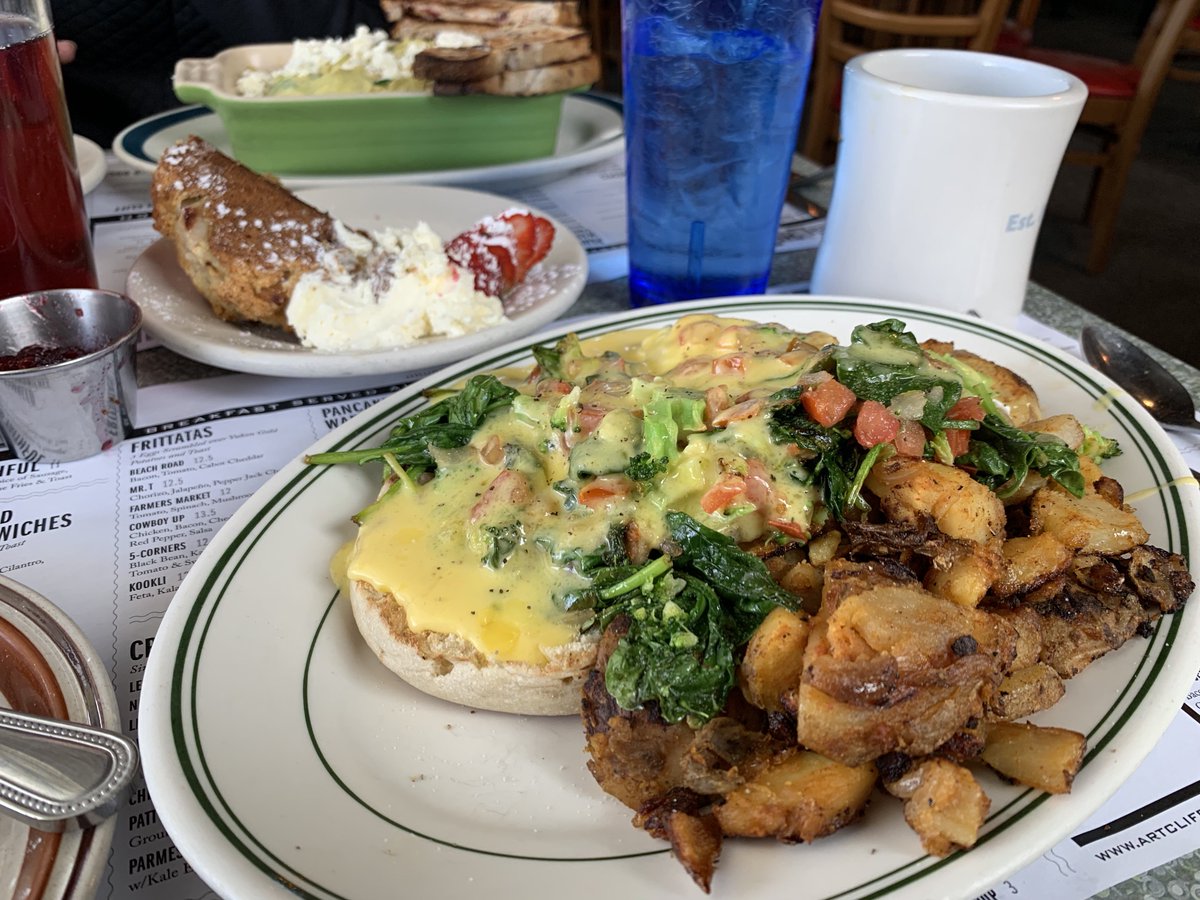 MVSurfsideHotel's tweet photo. One of the best breakfast spots on island ARTCLIFF DINER is on the must eat list, we're not kidding, the coffee is spot on too. 
Get there early cause the secrets out!
#MarthasVineyard #Summer #Vacation https://t.co/x5gn4prhjt