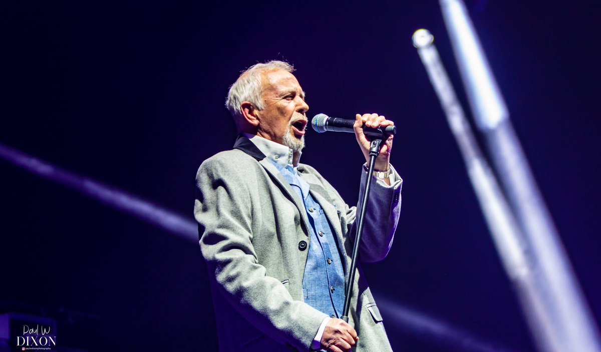 Full on set from the legend that is @DavidEssexNews.  The arena was teeming with @davidessex4fans 
Especially my favourite.. 'oh! What a circus' 😁❤️📷
#davidessex @TonyDentonPromo @benniedenton 
@nottinghamarena