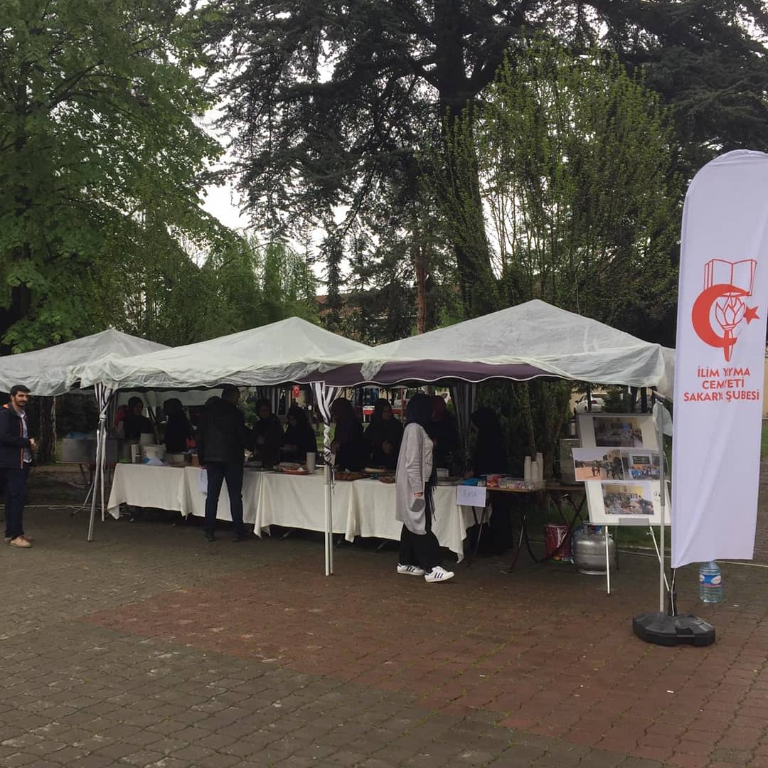 abihayatsau's tweet photo. Van Erciş'e kitap yardımı için düzenleyeceğimiz kermeslerin ilkini bugün Hendek Eğitim Fakültesinde gerçekleştiriyoruz. Kermeslerin devamı 17 Nisan Çarşamba Helikopter Pistinde ve 18 Nisan Perşembe İlahiyat Fakültesinde gerçekleştireceğiz.Katılımlarınızı bekliyoruz. https://t.co/O9tYgNDGTm