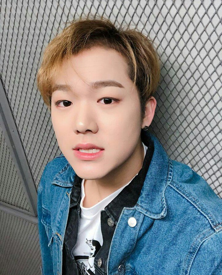 BoysInGroove_Fr's tweet photo. [INSTA] 190415
[#Benji]
Me trouvais mignon, vais peut-être le supprimer plus tard jsp 💪💪💪👍👍🙏🙏🙏😍😍
#ootd#Quotidien#PeuImporte#VesteEnJean
Comme-ci... Comme-ça kkkkk #CommeCiCommeCa https://t.co/gFl82lFwCK