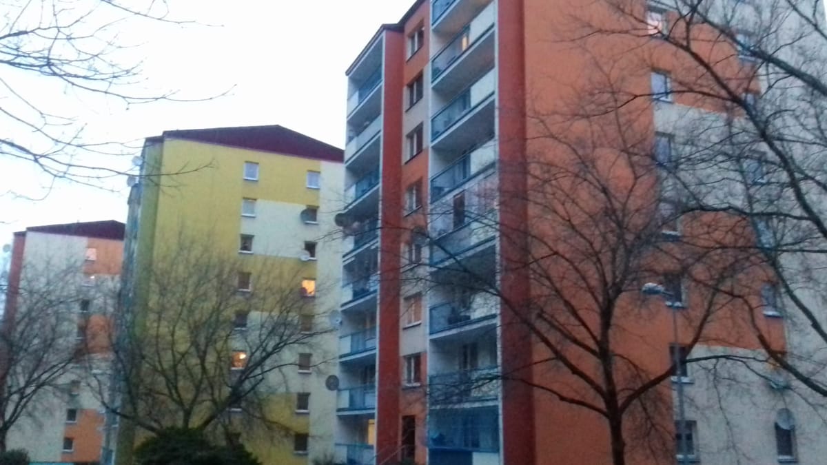 AzhurEU's tweet photo. В  Теплице выставлена на продажу двухкомнатная квартира с фирмой. Второй  этаж панельного дома в отличном состоянии (утеплён, новые пластиковые  окна, новый лифт), площадь квартиры - 40 кв. метров. Цена - 599 000 крон.
 Подробнее: https://t.co/tfpalUZbdp https://t.co/7aZgret5zx