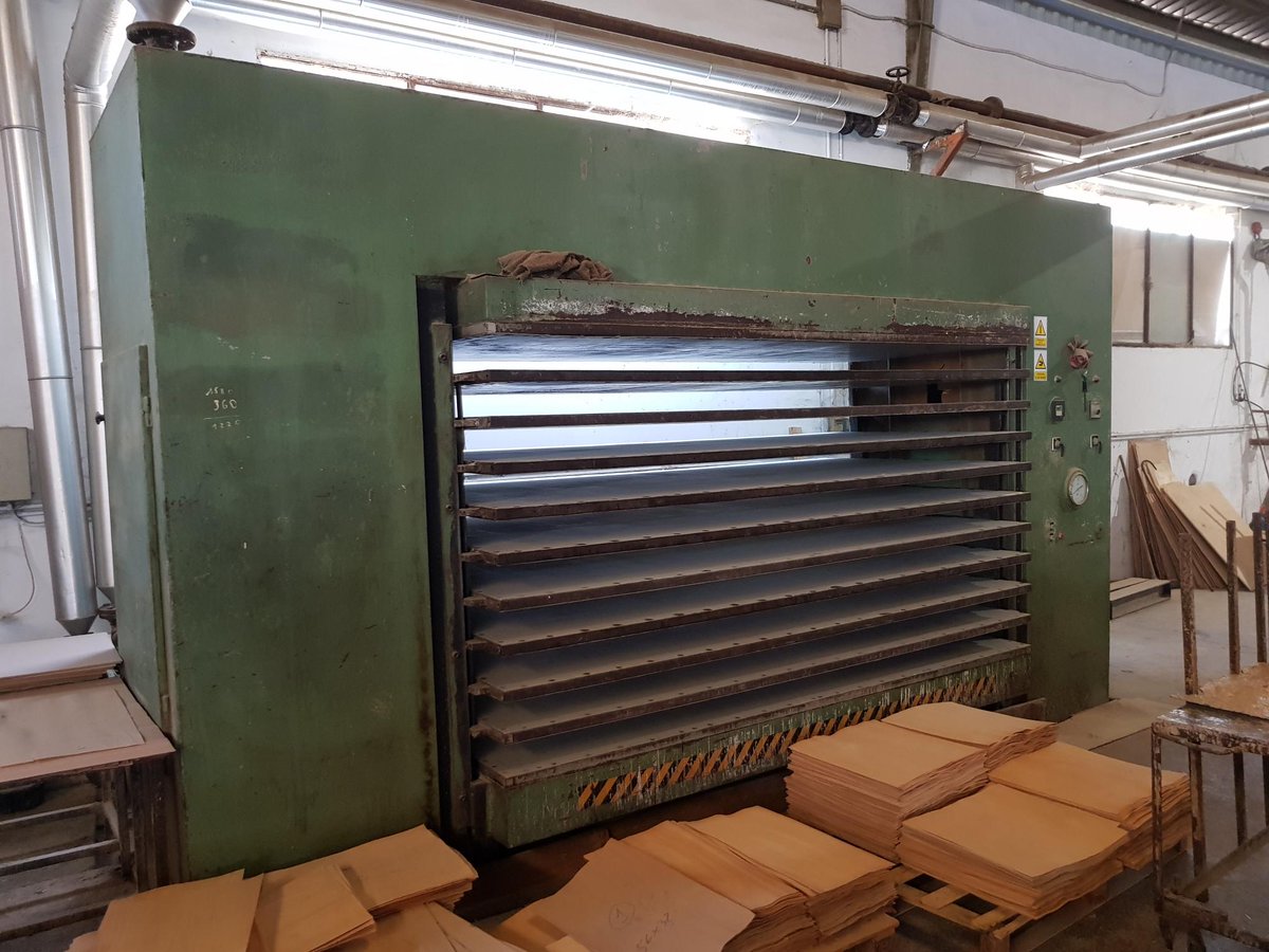 Prensa DRESAN de 10 huecos. La retiran por poco uso, está trabajando todavía!! Medidas platos: 2700 x 1300 mm. Nº pistones: 4. Diámetro de pistones: 160 mm. Adjuntamos diagrama de presiones para que compruebes si cubre tus necesidades! #Prensa #Dresan #Maquinaria #Calmoterma