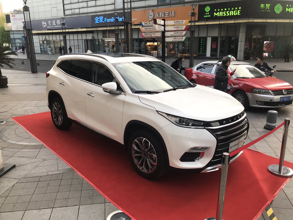 AutoblogUY's tweet photo. Autoblog está en Shanghái junto a @Cheryautos para el #ShanghaiAutoShow2019. Podés seguir el viaje en nuestras stories de Instagram. Acá en imágenes, #Tiggo8 y #ExeedTXL, los dos SUVs más lujosos de Chery. ¿Te gustaría verlos en Uruguay? #AutoblogEn🇨🇳 https://t.co/rzstls9Dvf