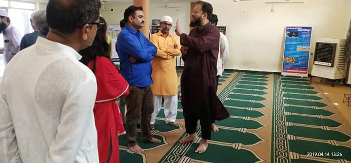 VisitMyMasjid's tweet photo. कल इंदौर, मस्जिद उमर फ़ारूक़ मे Al-Fajr Foundation टीम ने ग़ैर-मुस्लिम भाईयों के लिए एक Event को conduct किये इस थीम पर की "मस्जिद आएं दूरियां मिटाएँ"
अल्हम्दुलिल्लाह 25 के तक़रीबन ग़ैरमुस्लिम भाई आए
#VisitMyMasjid #Indore_MP
@VisitMyMasjid
@athermkhan
@YasirPost
@peace_moin https://t.co/JijQurQ1To