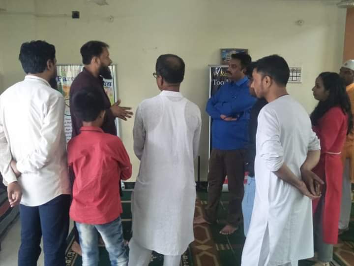 VisitMyMasjid's tweet photo. कल इंदौर, मस्जिद उमर फ़ारूक़ मे Al-Fajr Foundation टीम ने ग़ैर-मुस्लिम भाईयों के लिए एक Event को conduct किये इस थीम पर की "मस्जिद आएं दूरियां मिटाएँ"
अल्हम्दुलिल्लाह 25 के तक़रीबन ग़ैरमुस्लिम भाई आए
#VisitMyMasjid #Indore_MP
@VisitMyMasjid
@athermkhan
@YasirPost
@peace_moin https://t.co/JijQurQ1To