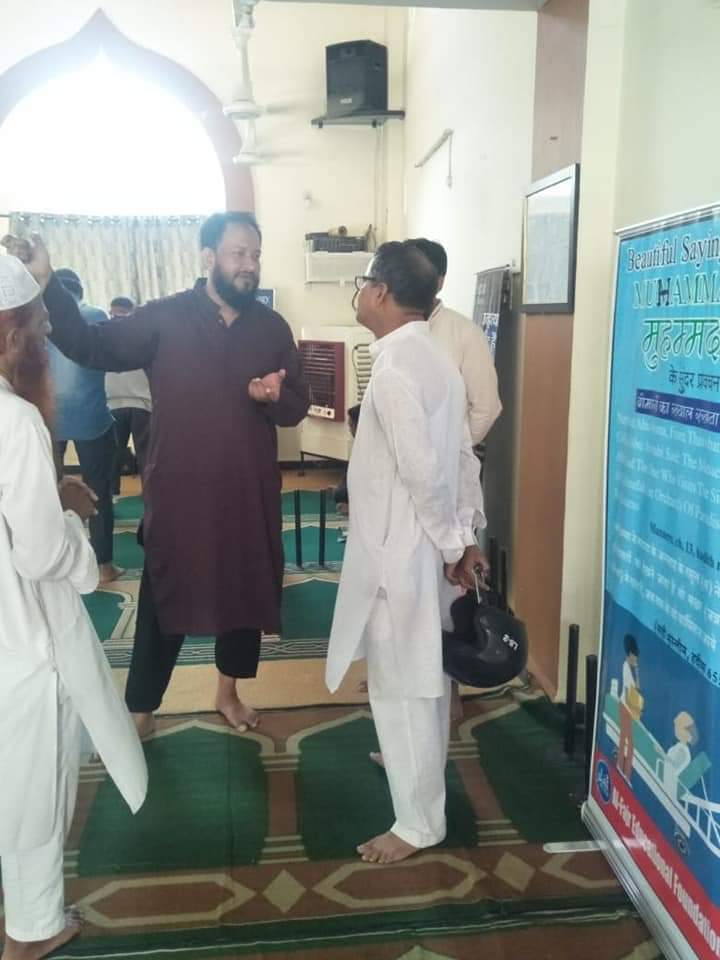 VisitMyMasjid's tweet photo. कल इंदौर, मस्जिद उमर फ़ारूक़ मे Al-Fajr Foundation टीम ने ग़ैर-मुस्लिम भाईयों के लिए एक Event को conduct किये इस थीम पर की "मस्जिद आएं दूरियां मिटाएँ"
अल्हम्दुलिल्लाह 25 के तक़रीबन ग़ैरमुस्लिम भाई आए
#VisitMyMasjid #Indore_MP
@VisitMyMasjid
@athermkhan
@YasirPost
@peace_moin https://t.co/JijQurQ1To