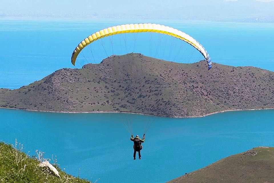 Van Gölü semalarında yamaç paraşütü keyfi başladı.
Van'ın Gevaş ilçesinin doğası, kültürel yapısı ve masmavi suyuyla öne çıkan Van Gölü kıyısındaki Altınsaç ve İn koyları, "gökyüzüne dokunmak" isteyen yamaç paraşütü tutkunlarının yeni adresi oldu.
#vanvakfı #vanvakfıvanfarkı #van