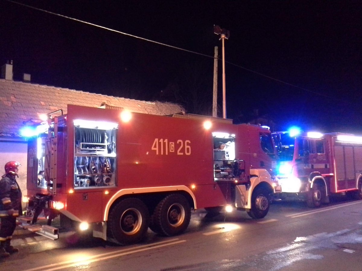 KP_PSP_Chojnice's tweet photo. 14.04.19-00:15
Chojnice, ul. Nad Dworcem
Pożar w budynku. (pustostan)
Zastępy - #JRGChojnice, #JRGCzłuchów  #OSPChojnice #OSPCharzykowy #OSPDoręgowice https://t.co/hxzvSo1Atb