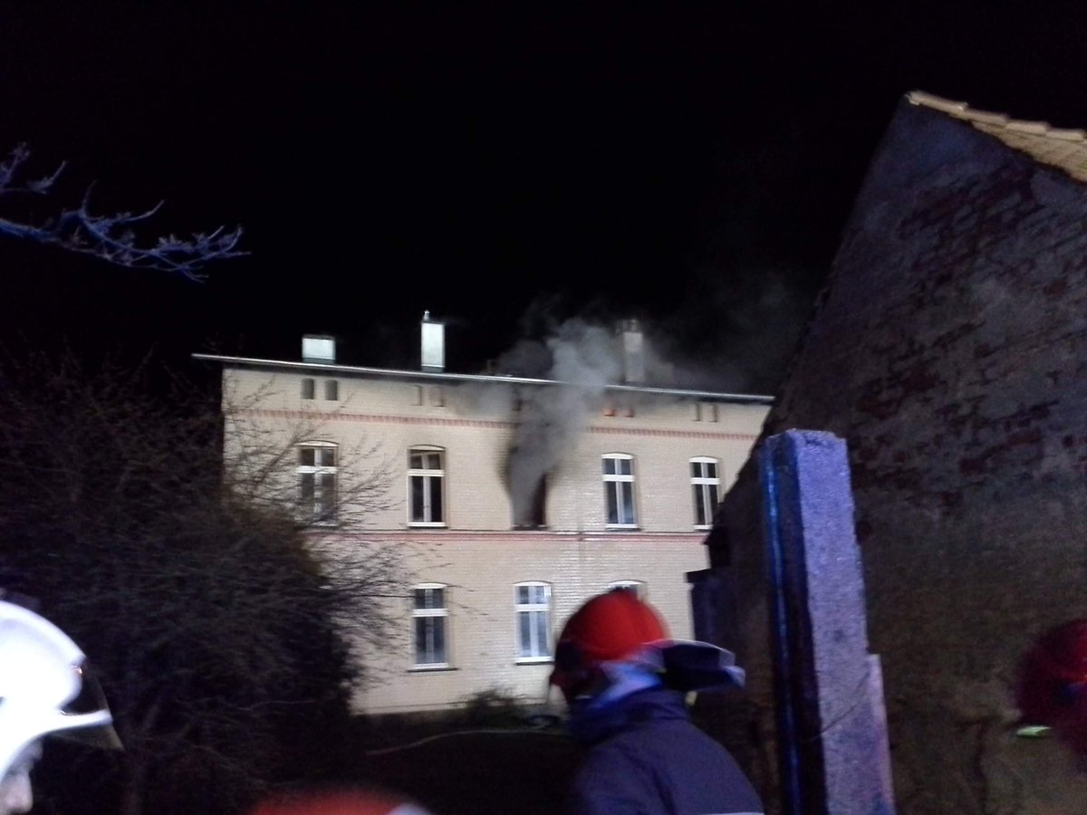 KP_PSP_Chojnice's tweet photo. 14.04.19-00:15
Chojnice, ul. Nad Dworcem
Pożar w budynku. (pustostan)
Zastępy - #JRGChojnice, #JRGCzłuchów  #OSPChojnice #OSPCharzykowy #OSPDoręgowice https://t.co/hxzvSo1Atb