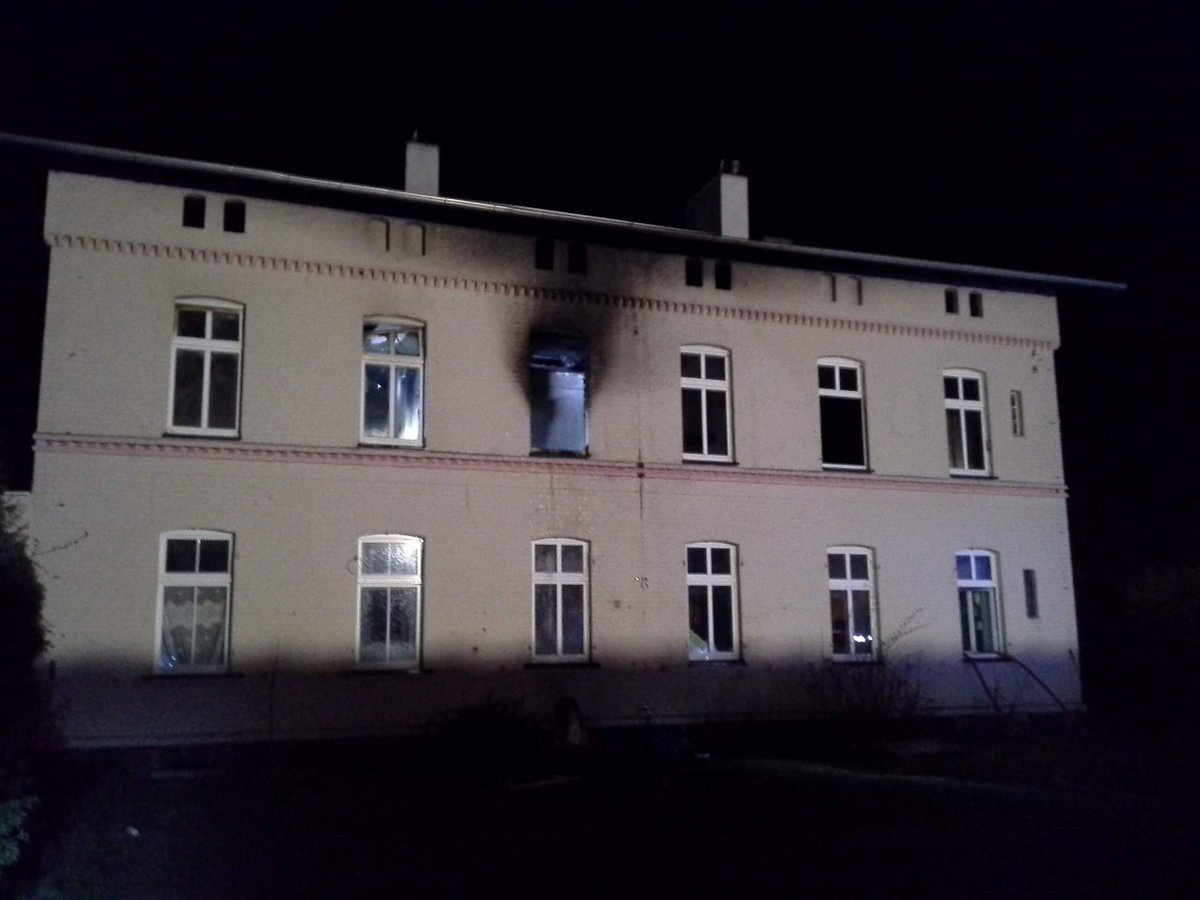 KP_PSP_Chojnice's tweet photo. 14.04.19-00:15
Chojnice, ul. Nad Dworcem
Pożar w budynku. (pustostan)
Zastępy - #JRGChojnice, #JRGCzłuchów  #OSPChojnice #OSPCharzykowy #OSPDoręgowice https://t.co/hxzvSo1Atb
