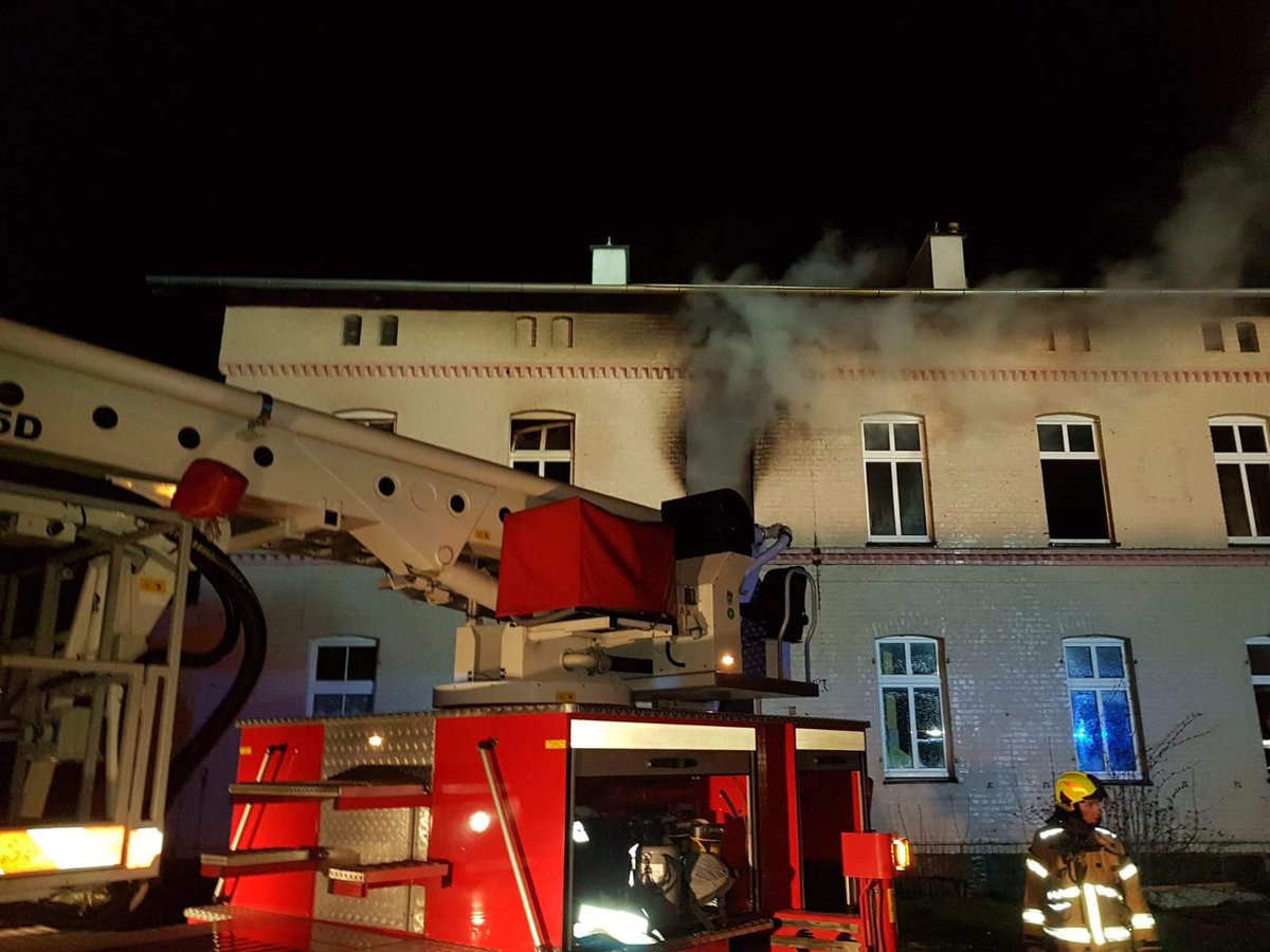 KP_PSP_Chojnice's tweet photo. 14.04.19-00:15
Chojnice, ul. Nad Dworcem
Pożar w budynku. (pustostan)
Zastępy - #JRGChojnice, #JRGCzłuchów  #OSPChojnice #OSPCharzykowy #OSPDoręgowice https://t.co/hxzvSo1Atb