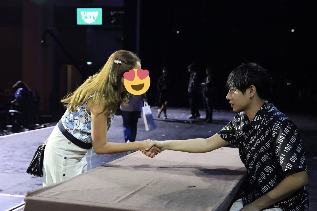 Minnee702's tweet photo. #รีวิวไฮทัช 2Day 
น:ผลิตไปไหว้พระบรมธาตุที่นครอีกนะ
     (จะบอกว่าเพิ่งบูรณะเสร็จสวยมากแต่ไม่ทัน)
ผ:คับๆ(กลัวไปผิดจังหวัดย้ำอีก)
น:นครศรีธรรมราชนะคะ
ผ:คับนครศรีธรรมราชนะคับ (ยิ้มน่ารักมาก)ตลอดการคุยจ้องตากันไม่สนใจกล้อง  
“ผลิตรับปากแล้วนะ”😍 #เป๊กผลิตโชค #PALITLOVEINSPACE https://t.co/VucdOPqvOA