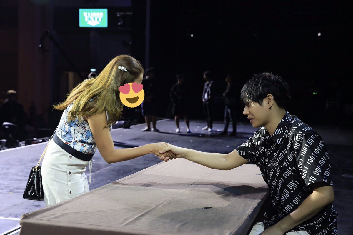 Minnee702's tweet photo. #รีวิวไฮทัช 2Day 
น:ผลิตไปไหว้พระบรมธาตุที่นครอีกนะ
     (จะบอกว่าเพิ่งบูรณะเสร็จสวยมากแต่ไม่ทัน)
ผ:คับๆ(กลัวไปผิดจังหวัดย้ำอีก)
น:นครศรีธรรมราชนะคะ
ผ:คับนครศรีธรรมราชนะคับ (ยิ้มน่ารักมาก)ตลอดการคุยจ้องตากันไม่สนใจกล้อง  
“ผลิตรับปากแล้วนะ”😍 #เป๊กผลิตโชค #PALITLOVEINSPACE https://t.co/VucdOPqvOA