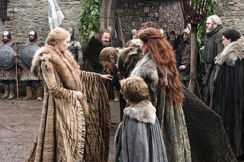 CesarPanting's tweet photo. El inicio de temporada final de #GameOfThrones fue un sublime "espejo" del inicio de la serie.
- Símbolos con cadáveres
- Jon Snow, su nombre y origen
- Ejército extranjero y su líder llega a Winterfell (y niño escala para ver) 
- Final: Jamie y Bran
#JuegodeTronos #ForTheThrone https://t.co/M17X74p413