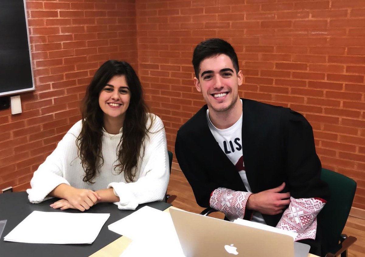 DretUV's tweet photo. 📷 El divendres passat vam realitzar a @DretUV una activitat de #simulació d'un procés civil amb estudiants #ADE_Dret, organitzada per Alicia Armengot #DretProcessal.
Si els estudiants de medicina es posen la bata blanca per a les seues pràctiques, nosaltres la toga !!!🎓 https://t.co/SZgSCWwGJk