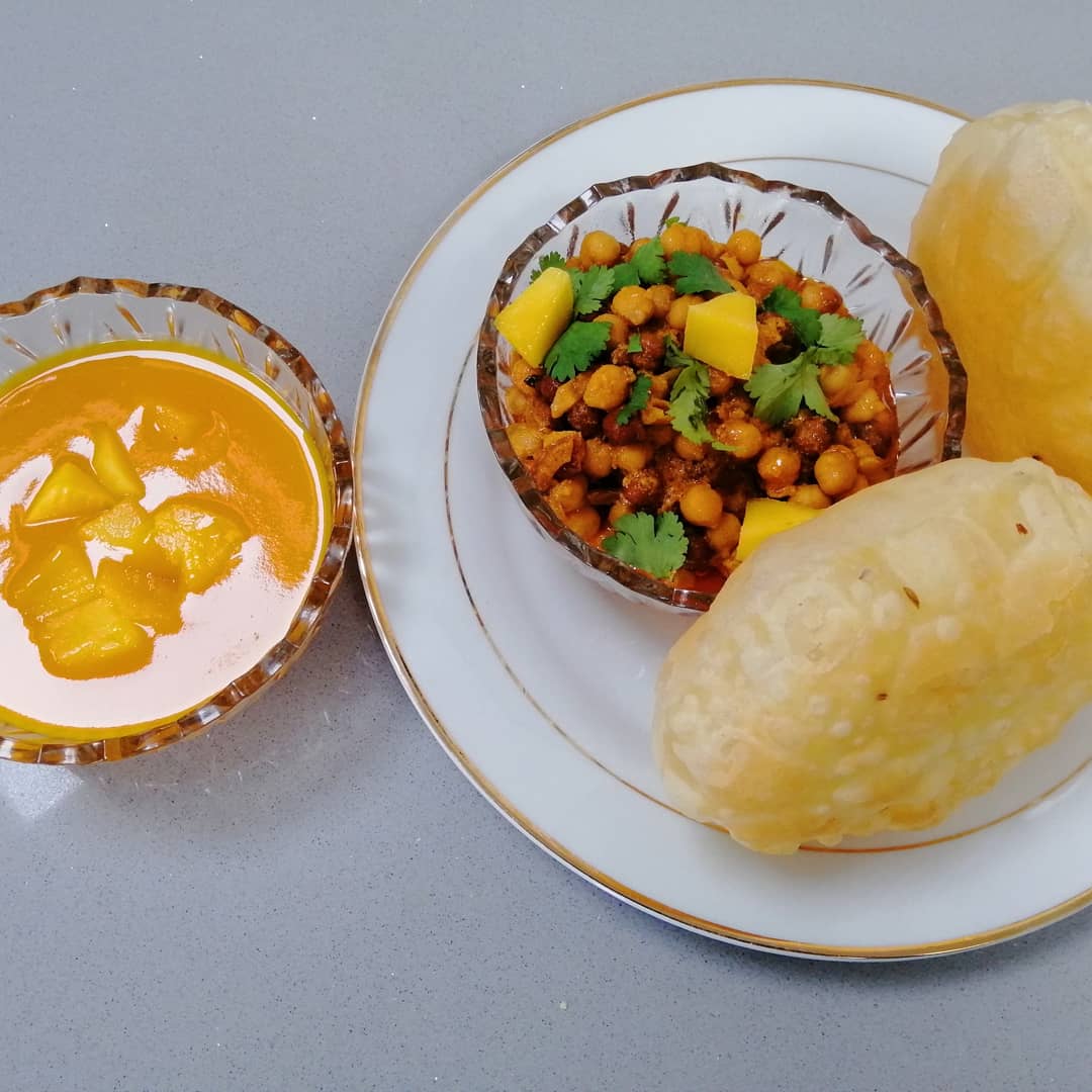 LandisKitchen's tweet photo. How better than to start your Monday with Chole Bature - Chickpeas, perfectly puffed cumin batura's and an accompaniment of fresh mango pulp - just divine!
#indianspices #indiancuisine #cholebature #veganbreakfast #puri #indiancookery #indianstreetfood #mondaybreakfast https://t.co/FDCMQ0J8Cb
