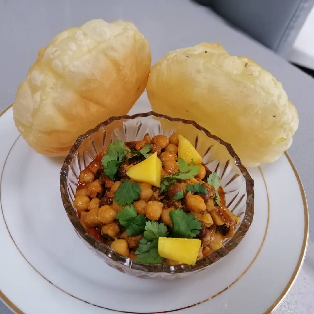 LandisKitchen's tweet photo. How better than to start your Monday with Chole Bature - Chickpeas, perfectly puffed cumin batura's and an accompaniment of fresh mango pulp - just divine!
#indianspices #indiancuisine #cholebature #veganbreakfast #puri #indiancookery #indianstreetfood #mondaybreakfast https://t.co/FDCMQ0J8Cb