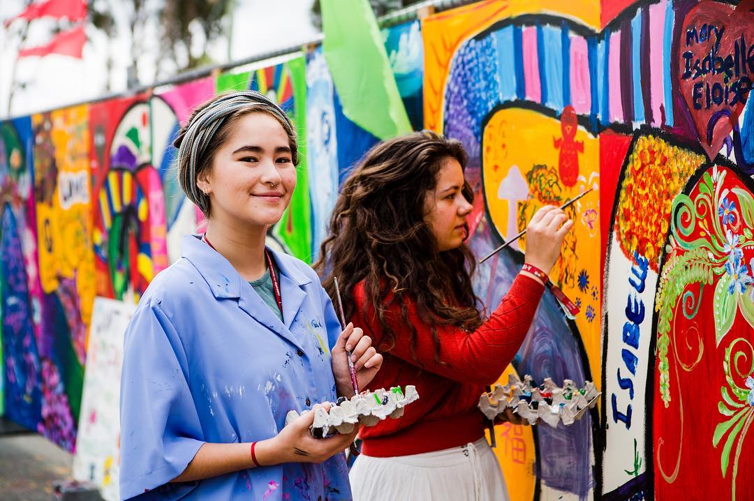 visitcanberra's tweet photo. With 200+ acts showcasing country to bluegrass through to gypsy jams, we could talk about the 🎶 at the @natfolkfest (18-22 April) all day. But we also 💛 the street circus, festival fashion, themed bars &amp; unexpected experiences.
#VisitCanberra #ourNFF2019 https://t.co/anWjATN06f