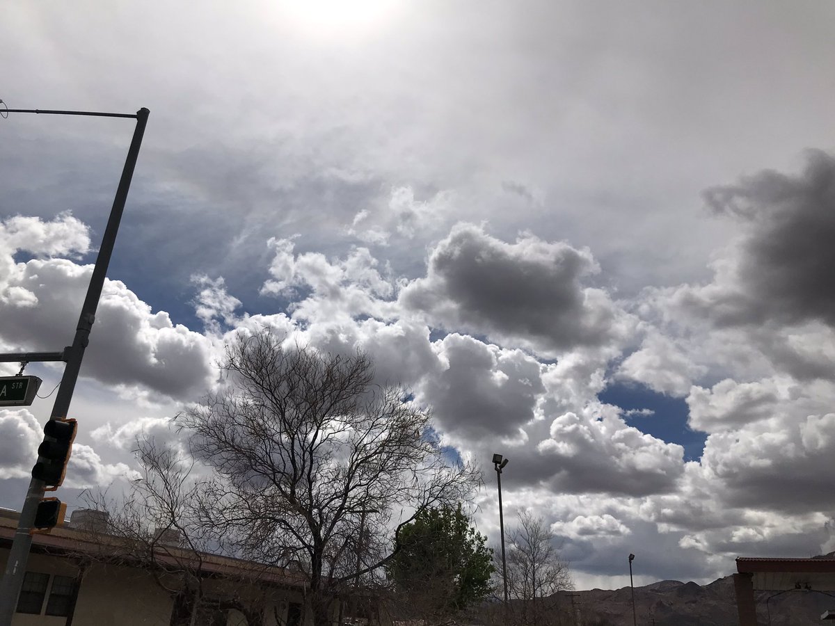 alymaybe's tweet photo. #cloudofthehour as a hashtag was born when I decided that I probably should put an aspirational limit on the amount of cloud Snapchats I put on my story/day and #cloudoftheday was too hard to commit to- what if there’s a better cloud that afternoon? Or it ends up clearing up? https://t.co/3djB1s2hEI