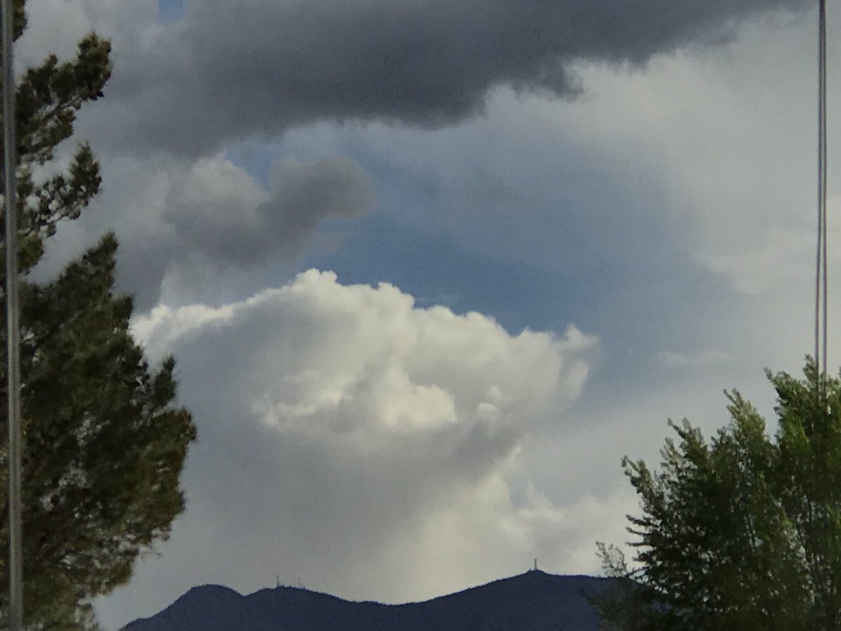 alymaybe's tweet photo. #cloudofthehour as a hashtag was born when I decided that I probably should put an aspirational limit on the amount of cloud Snapchats I put on my story/day and #cloudoftheday was too hard to commit to- what if there’s a better cloud that afternoon? Or it ends up clearing up? https://t.co/3djB1s2hEI