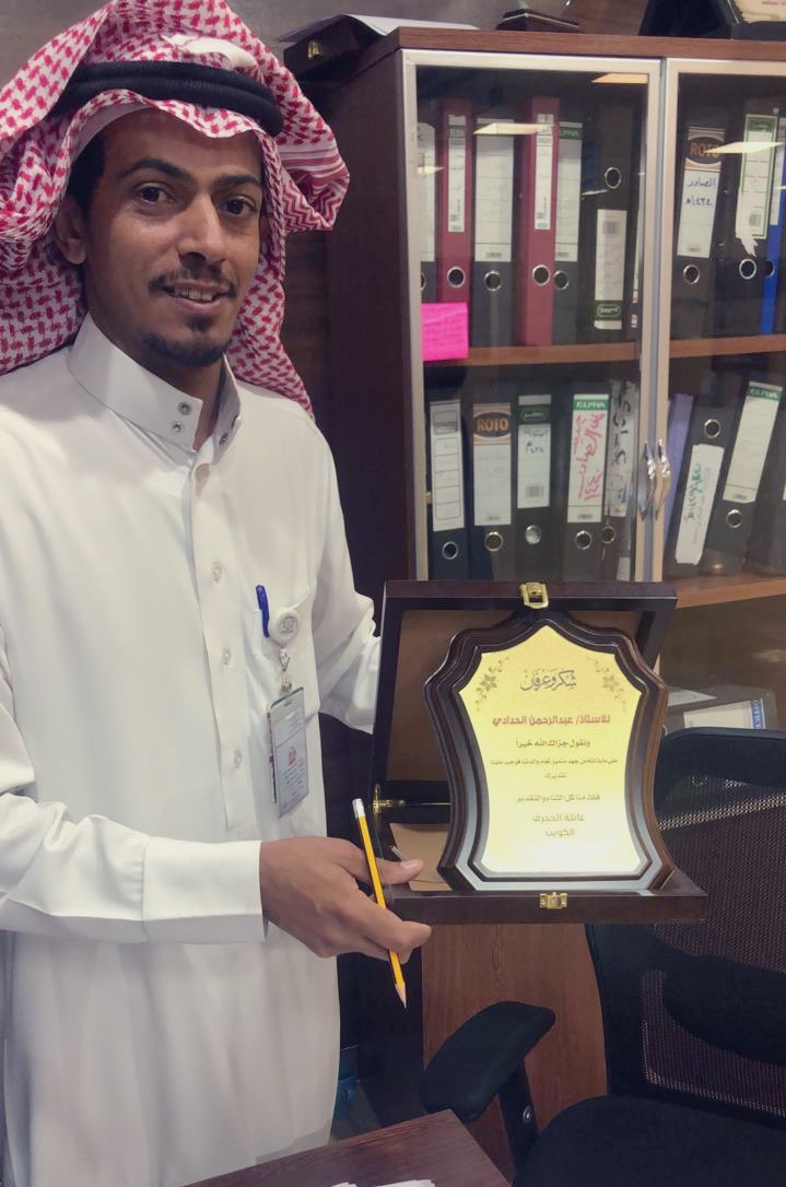 alzaagi1's tweet photo. يستحق أي شخص ناجح أن يُكرم من قبل جهة عمله، خصوصاً إذا قدّم جهوداً كبيرة لاقت إستحسان  الأخرين ، حيث تُعد الهدية عاملاً مساعداً للتحفيز، بل وعلى زيادة الإنتاجية، ليكون المستفيد الأول والأخير هو بيئة العمل
شكراً لأهل الكويت على هذا التكريم للزميل عبدالرحمن حدادي . https://t.co/KSu1Gtfh2v