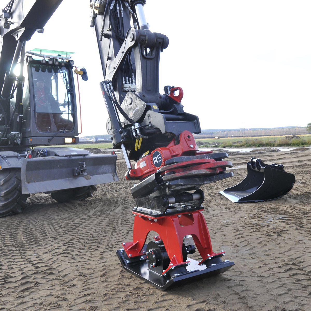 Rototilt_UK's tweet photo. Bring safety to a new level with SecureLock™. You can be sure that you have properly coupled your tools from the start and that the tool you are using will always be safely secured.
 #rototilt #securelock #tiltrotators #heavyequipment https://t.co/eVEfHmRlFP