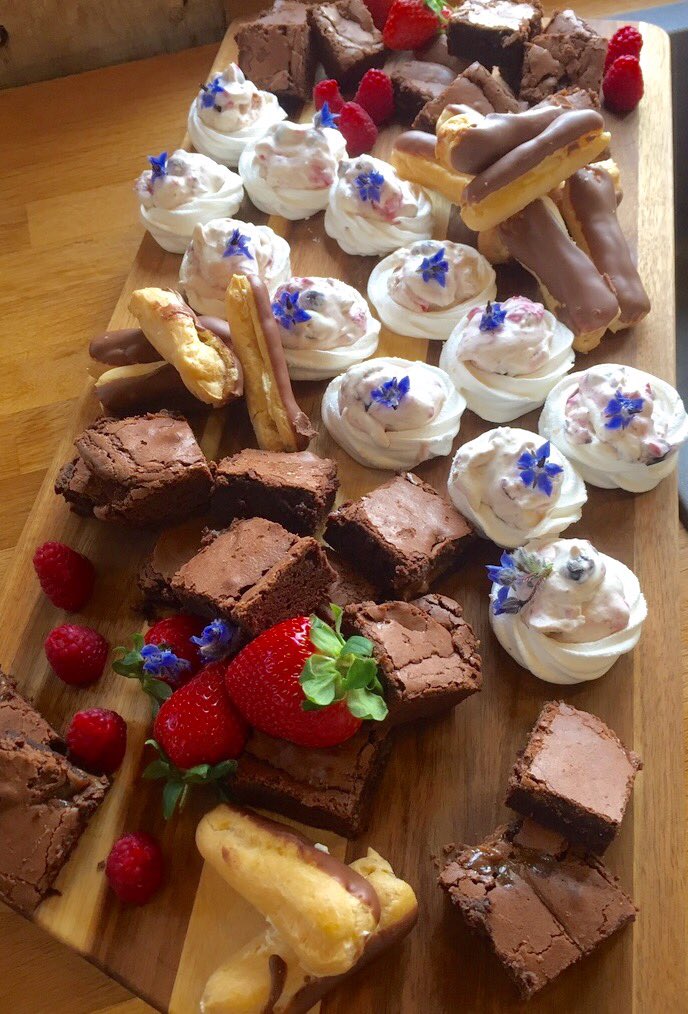 Who needs a fork with our fabulous finger food! <a href="/devonfoodarmy/">Devon Food Army</a> <a href="/DWGNaomi/">Devon Wedding Guide</a> <a href="/DevonFoodLovers/">Devon Food Lovers</a> #weddings #food