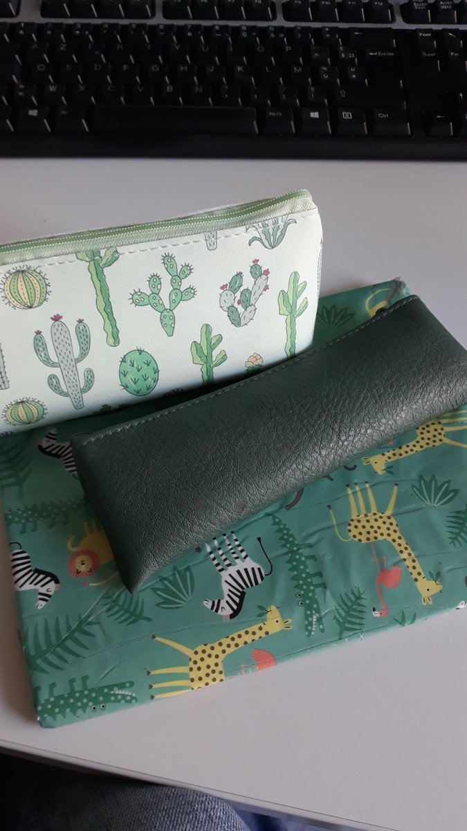 Pinpinaulait's tweet photo. @atsuga_mi 2 trousses et une pochette que j'ai tout le temps dans mon sac. https://t.co/YTDiGy2f7u