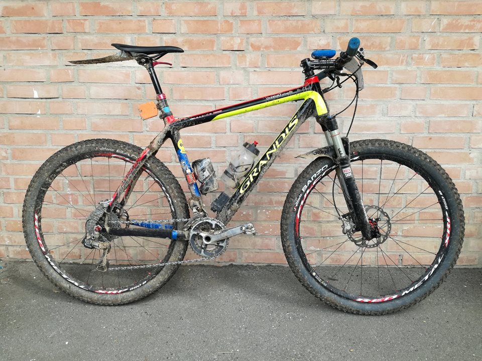 GrandisBike's tweet image. The first Di2 MTB , manufactured in 2011 !
- XTR / Dura Ace mixed up
- 100% Internal cable routing set
- Grandis Carbon TsT Technology
#allmountainbike #custombicycle #framebuilding #MTB #artisan #handmade #bespokebicycle #MTBporn #madeinitaly #Shimano #italy #youknowwhomadeit