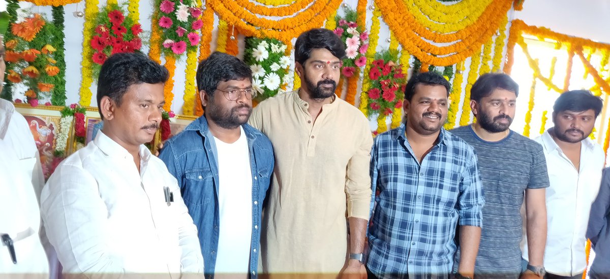Telugu_Reporter's tweet photo. Young Hero @Naveenc212's new film launched today with pooja Ceremony!
Directed by #VenuMadikanti (#Venkatapuram fame)
Produced by #YashasCinemas
#NaveenChandra #Tollywood https://t.co/p5iXdAZ775