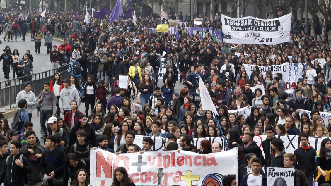 [Radio en vivo] Estudiantes secundarios se suman a marcha de la Confech: 
En el trasnoche de <a href="/Cooperativa/">Cooperativa</a> conversamos con Martín Solís, vocero de la <a href="/ConesChile/">CoNES</a> #SomosCooperativa cooperativa.cl/radioenvivo