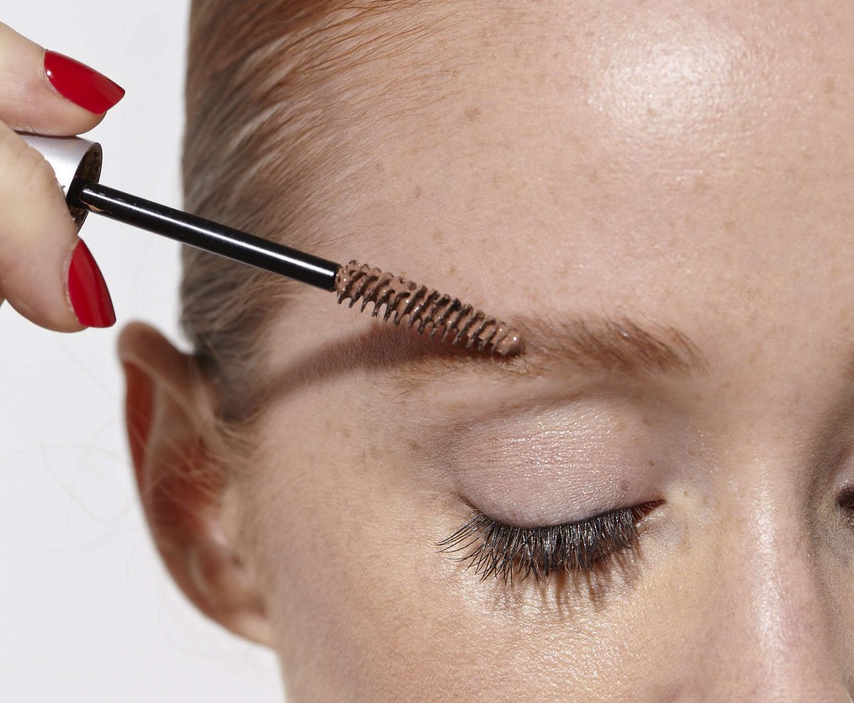 Нижние ресницы в белой туши. Накрашенные брови. Красивое окрашивание бровей. Накрасить брови тушью для ресниц. Брови фото.