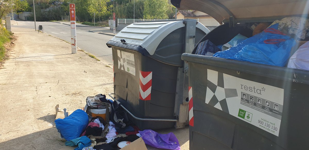 JoaquinGraciaCa's tweet photo. Bolsas fuera, pero el problema es que los containers estan llenos. Carrer Avellaners. #rubicity @AjRubi #rubinet @rubifotoquejas https://t.co/qOq7XGUGsL