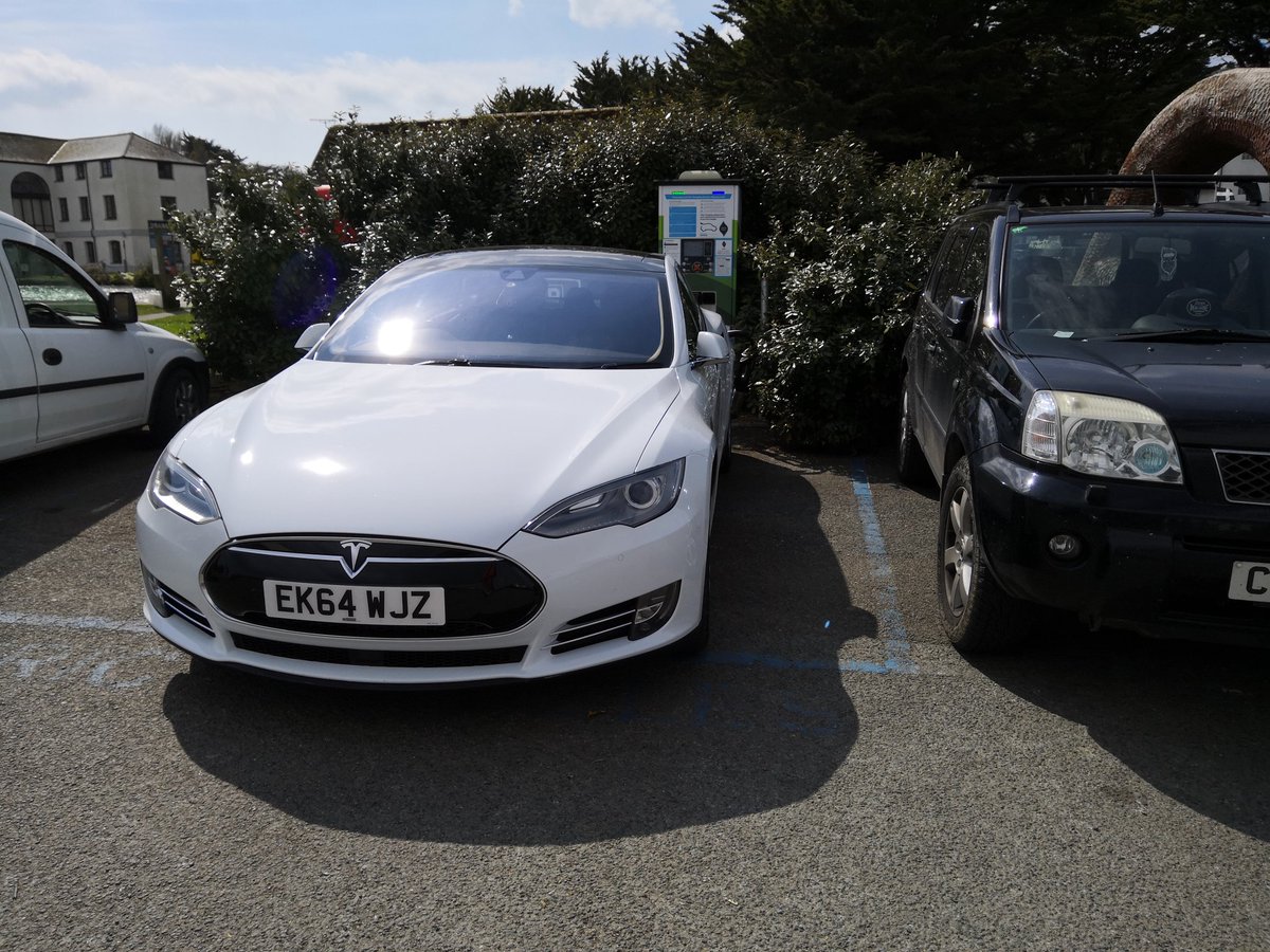 _IanKnight_'s tweet photo. Hidden in a massive Bush I found a rapid charger at Bude information point. Bays to small so had to sit across both. https://t.co/muPLWgvrsG