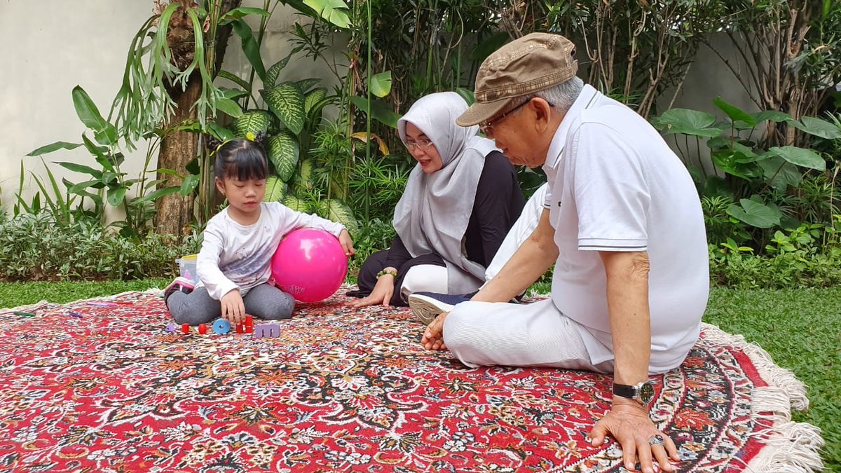 "Hari tenang adalah hari kembali bersama keluarga. Keluarga adalah sumber motivasi, inspirasi dan doa bagi kita. 
~Prof. Dr. KH Ma'ruf Amin