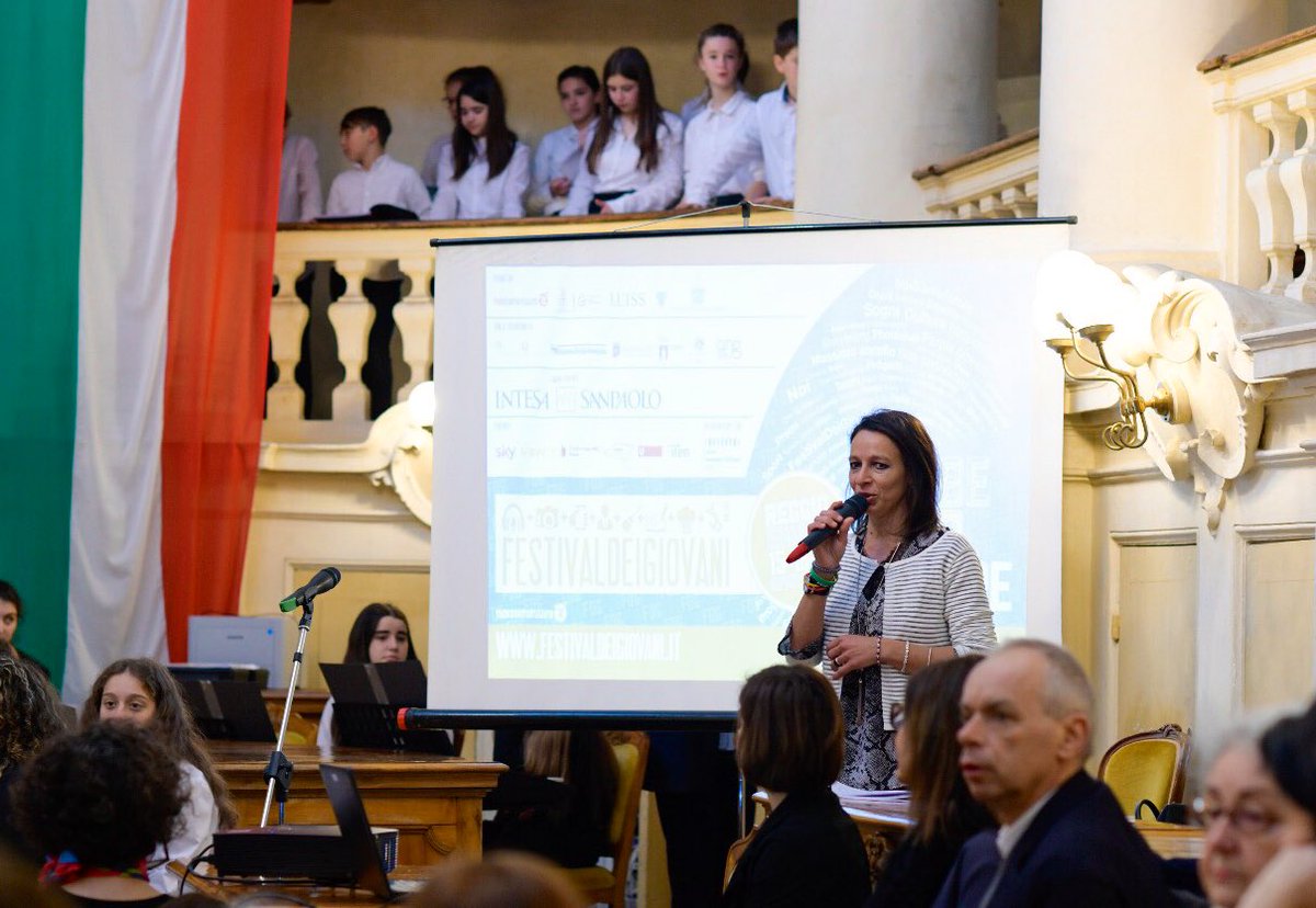 UniLUISS's tweet photo. “Una città che da tempo investe sulle politiche educative e si impegna per il protagonismo dei giovani. Per tre giorni faremo lezione nelle piazze”. Assessore Educazione e Conoscenza @ComuneRE Raffaella Curioni apre la prima edizione del #FestivaldeiGiovani di #ReggioEmilia https://t.co/1OgPokHE9w