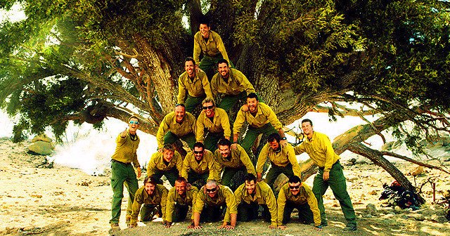 кристофер маккензи пожарник. отряд гранитная гора реальная история. команда granite mountain hotshots. гранитная гора аризона прескотт. гранитная гора прескотт.