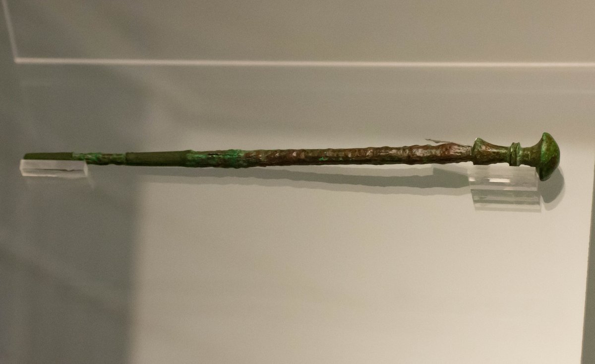 carboniamusei's tweet photo. Lo #stiletto (o #spillone) #nuragico che vedete nella foto proviene dallo scavo al #NuragheSirai, volete saperne di più? -> https://t.co/fIOGvQJVpf
#Sardegna #Carbonia #Archeologia #Divulgo https://t.co/wi3Hl5q60v
