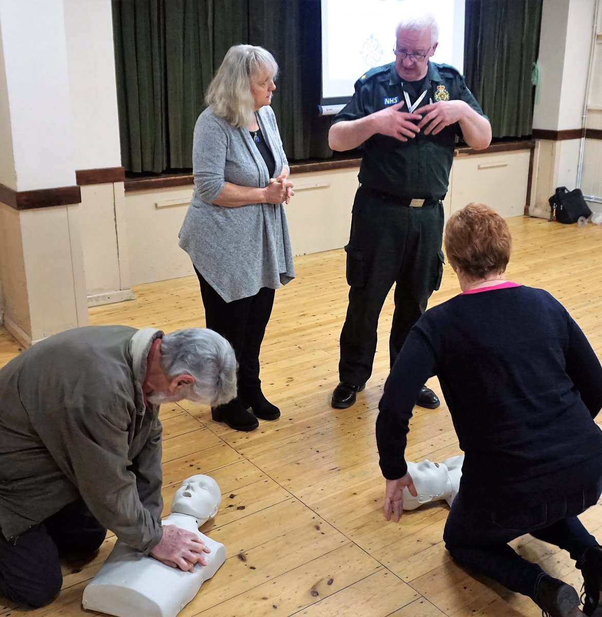 drdgward's tweet photo. Come to @HonitonConClub Thursday 25th April 7pm to find out what you could do with a defibrillator to save a life. 2 hour session at Awliscombe was very well received. @HonitonTown @HonitonSurgery @HonitonDAA https://t.co/Wv4mIuZca7