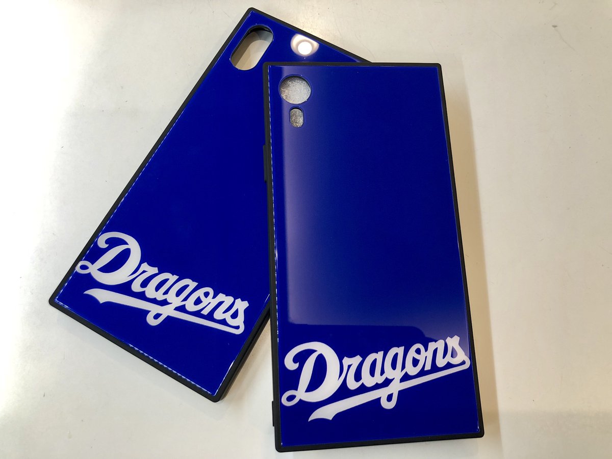 case_ya_com_dom's tweet photo. ロゴの片面ケースが四角い形に変わって再登場です⭐️
待望のiphoneXR、XsMAXも入荷しました😊
こちらは背面がガラスケースになっており高級感があります👍
大人気のドアラリングを合わせて付けて頂くのも可愛いですよ😍
#ナゴヤドーム　#dragons  #ドアラ　#松坂投手 https://t.co/vXW3gr7A1C
